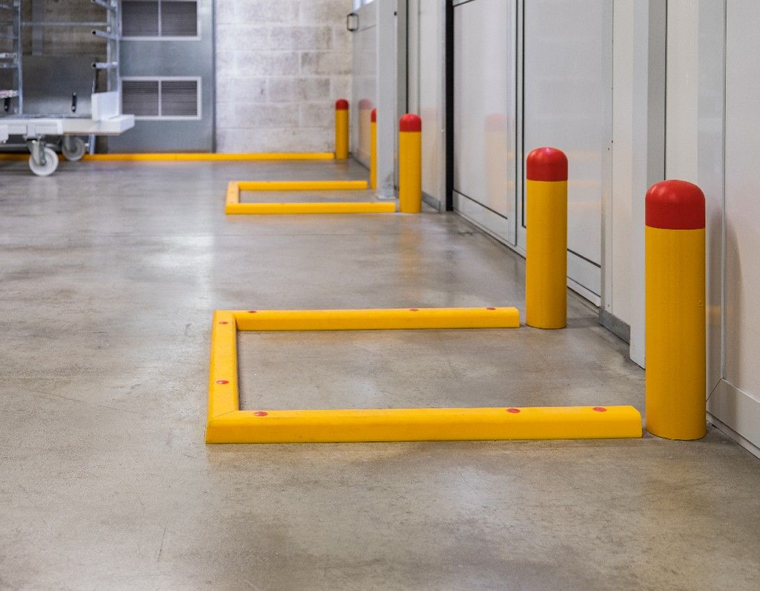 Protezione Area Produzione con Profilo Fermaruota e Palo Antiurto STOMMPY